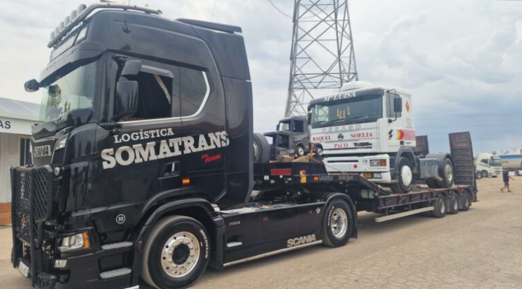 Camión de Logística Somatrans transportando maquinaria especializada