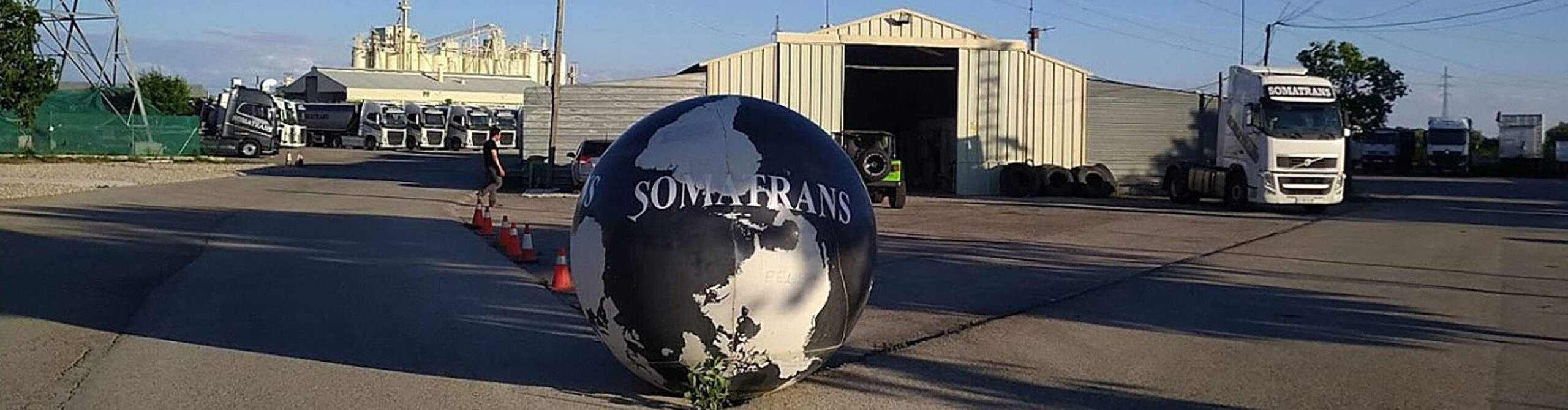 Instalaciones de Logística Somatrans con flota y esfera corporativa