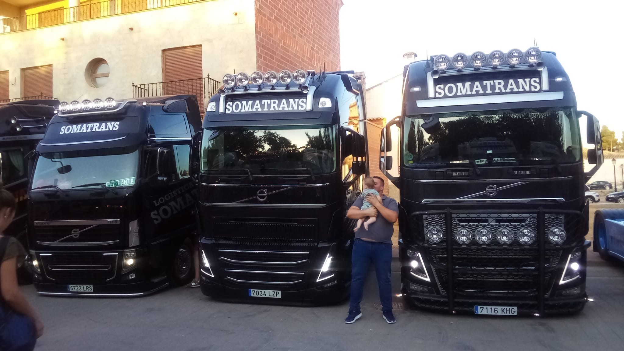 Tres cabezas tractoras de Logística Somatrans alineadas