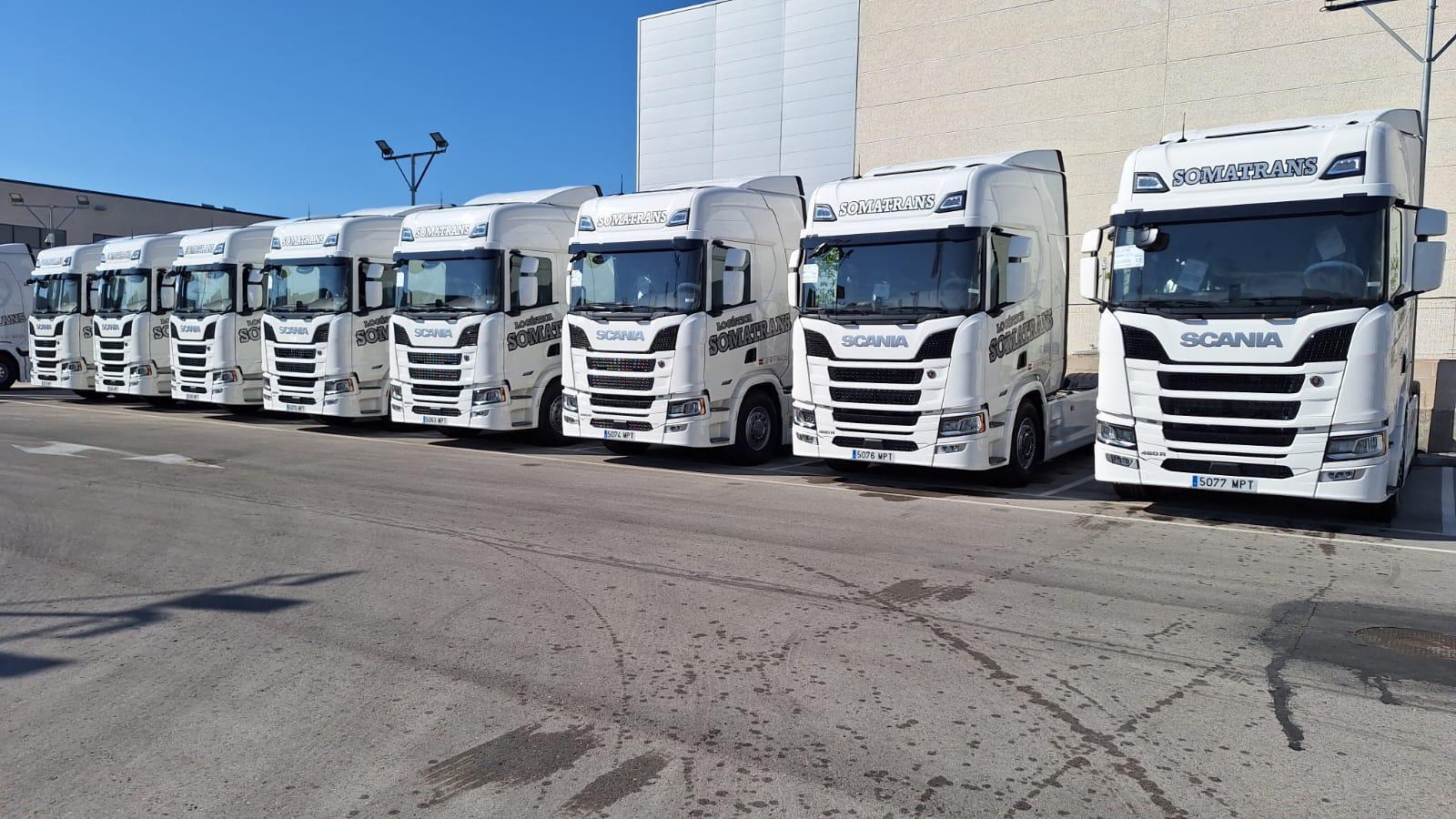 Línea de camiones de Logística Somatrans preparados para servicio