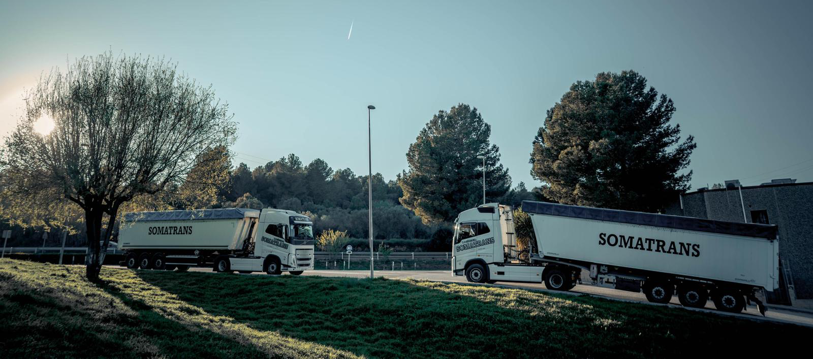 Camiones de Somatrans circulando en entorno exterior