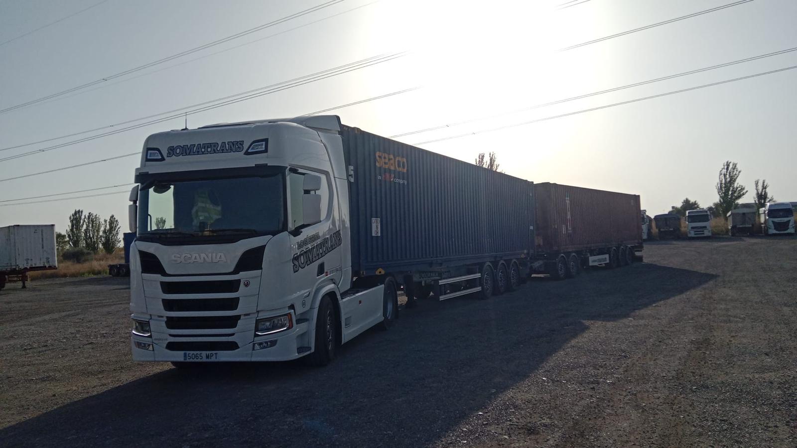 Cabeza tractora blanca de Somatrans con semirremolque de contenedor