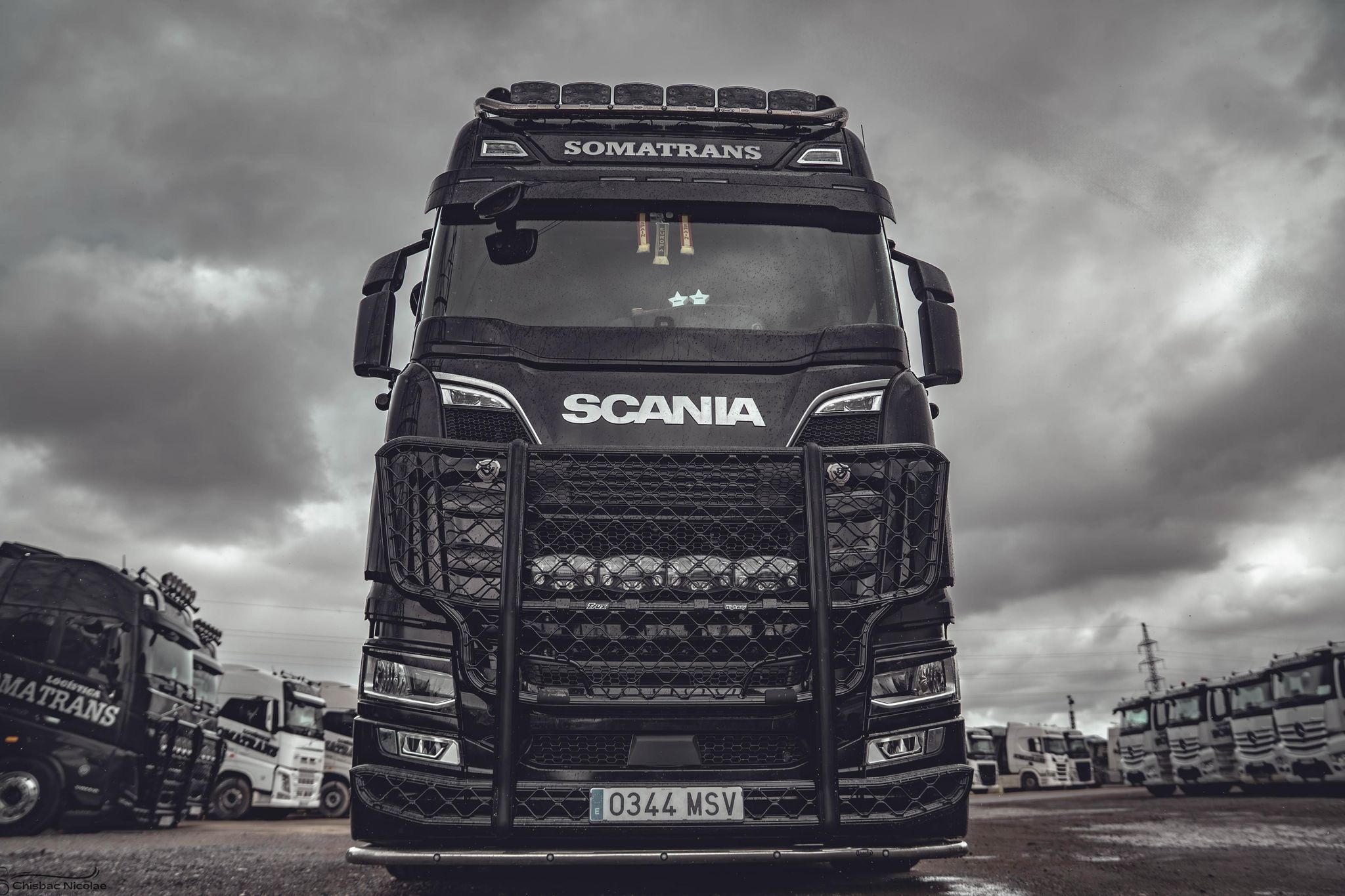 Frontal de camión Scania negro de Logística Somatrans