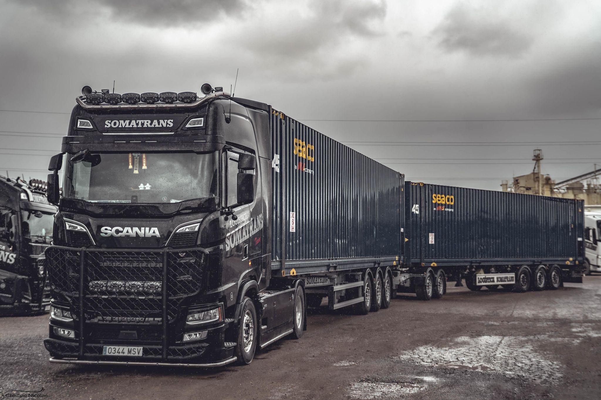 Scania negro de Somatrans transportando contenedores