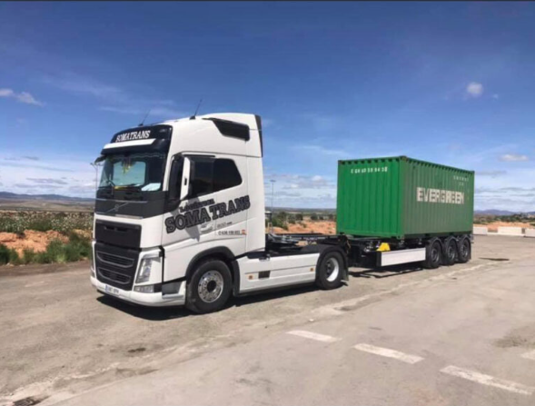 Camión de Logística Somatrans preparado para operaciones de transporte