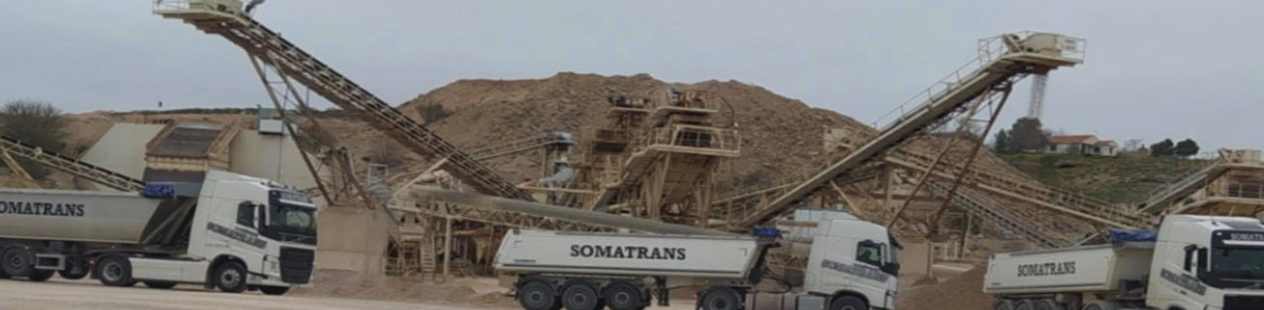 Camiones Somatrans trabajando junto a una planta de áridos